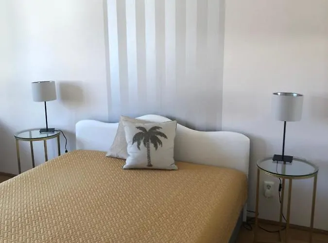 アパート Britannica